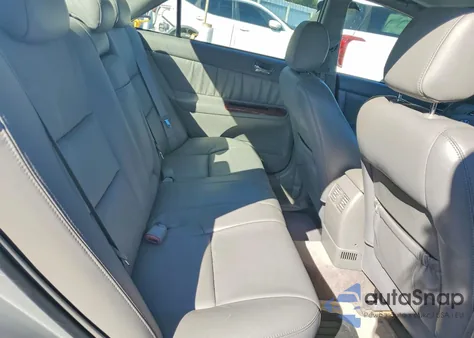 2005 Toyota Camry Le z USA, uszkodzony, nr VIN 4T1BF30K15U109329